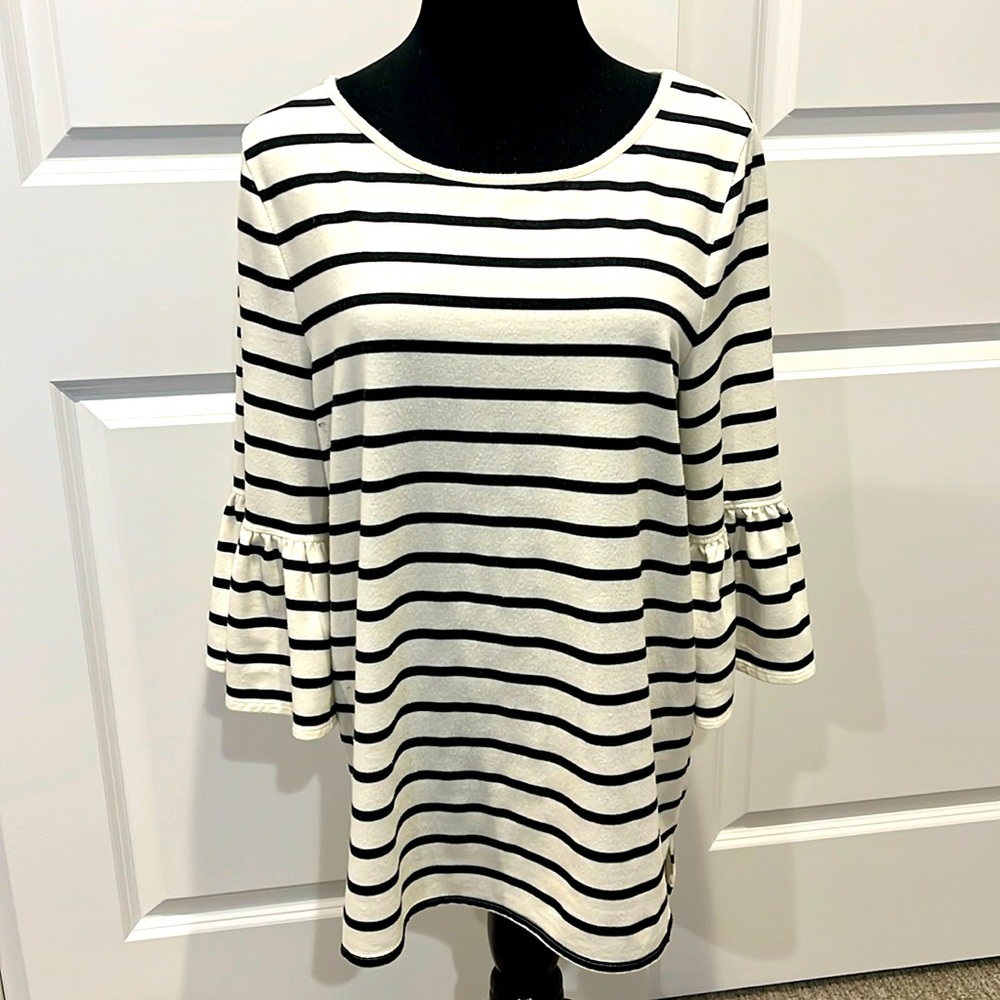 Max Studio top. Size large.